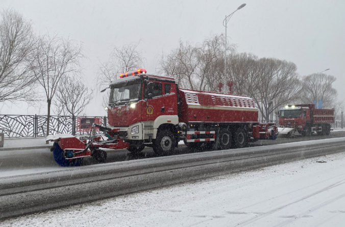 918博天堂环境除冰雪装备全力投入破冰作业，助力北京道路交通安全